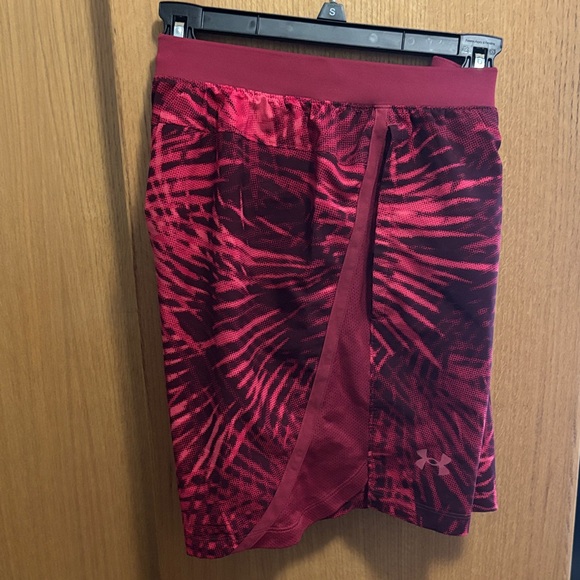 Under Armour 7” inch short with floral pattern - Picture 1 of 4